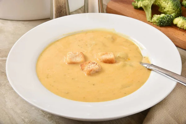 Brócolis caseiro e sopa de queijo — Fotografia de Stock