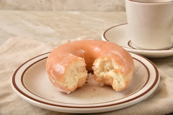 Donut und eine Tasse Kaffee — Stockfoto