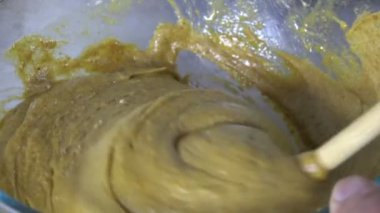 Kaşıkla karıştırılmış kabak ekmeği hamuru