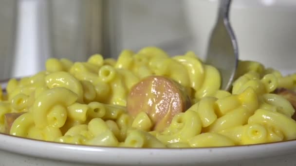 Eten Van Een Vork Vol Macaroni Kaas Van Dichtbij — Stockvideo
