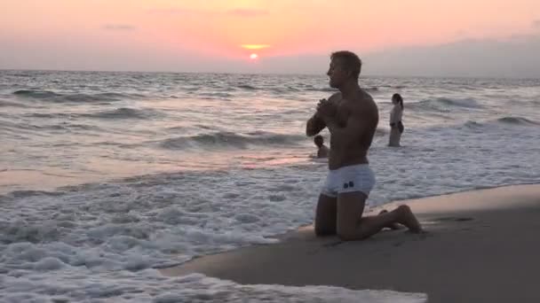 Muskulös Kroppsbyggare Surfing Stranden — Stockvideo
