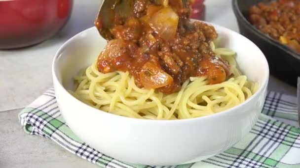 用肉把Marinara酱汁倒在一碗意大利面上 — 图库视频影像