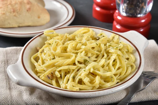 Bowl of linguine and clam sauce — Stock Photo, Image