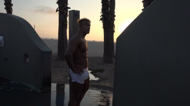 Ένας Μυώδης Bodybuilder Δείχνει Στο Ντους Παραλία Στο Ηλιοβασίλεμα — Αρχείο Βίντεο