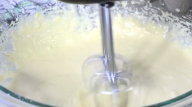 Kek karıştırmak ya da krep hamuru kasede, yavaş çekim.