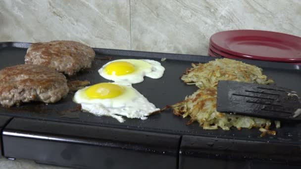 Ontbijt Koken Een Elektrische Grill — Stockvideo