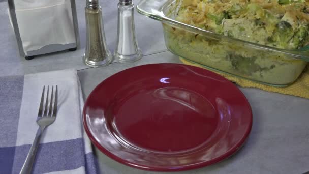 Servire Broccoli Pollo Casseruola Slow Motion — Video Stock