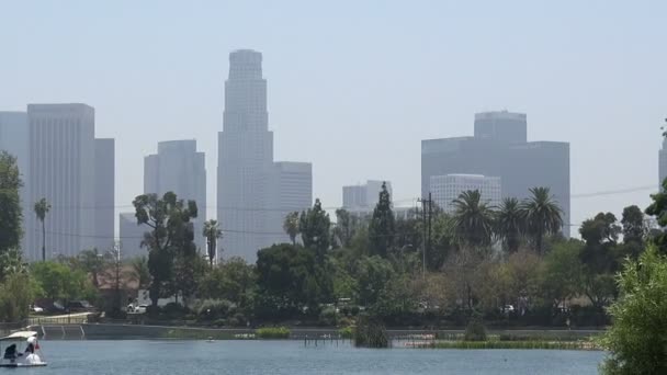 Vackra Los Angeles Skyline Med Sjön Vid Echo Park — Stockvideo