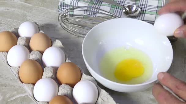 Yumurtayı Kaseye Kırmak — Stok video