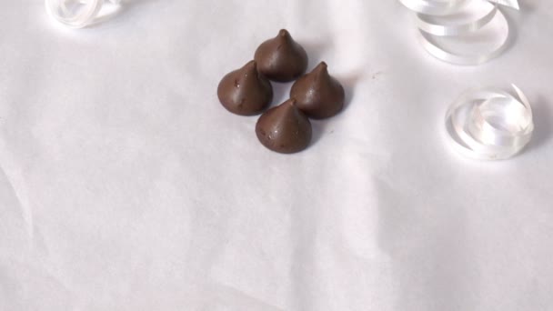 Stop Motion Video Caramelos Chocolate Formando Forma Árbol Navidad — Vídeo de stock