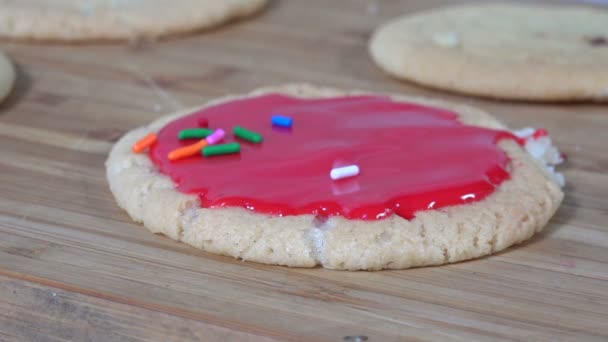 Salpicaduras Caramelo Cayendo Sobre Una Galleta Azúcar Cámara Lenta — Vídeos de Stock