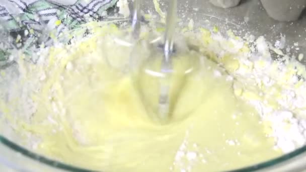 Close Van Cake Beslag Mengen Met Een Elektrische Mixer — Stockvideo