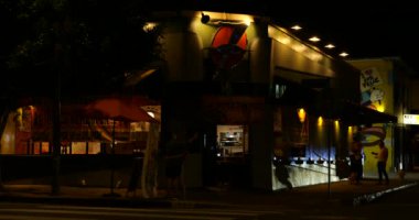 Los Angeles, CA / USA - 3 Mayıs 2020: COVID-19 karantinası sırasında gece bir restoranda çalışan yalnız bir çalışan