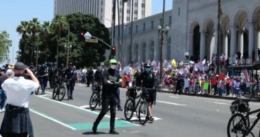 Los Angeles, CA / USA - 1 Mayıs 2020: Bisiklet polisi COVID-19 karantina protestocularına engel oluşturdu