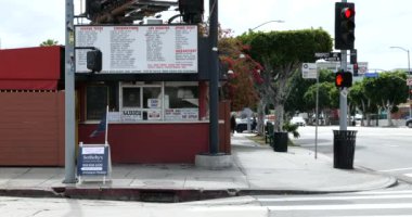 Los Angeles, CA / USA - 20 Mart 2020: COVID-19 karantinası sırasında küçük bir taco standı kapatıldı 