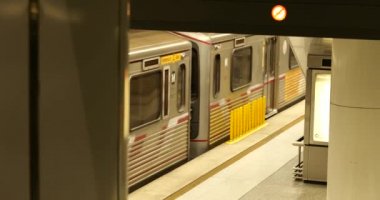 Los Angeles, CA / USA - 17 Mart 2020: Coronavirus karantinası sırasında boş bir metro treni terk edilmiş bir platformdan ayrılıyor