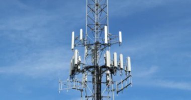 Kendini ayakta tutan 5G ve hücresel mikrodalga iletişim kulesi.