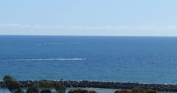 Vista Panorâmica Oceano Pacífico Com Velório Barco Movendo Através Horizonte — Vídeo de Stock