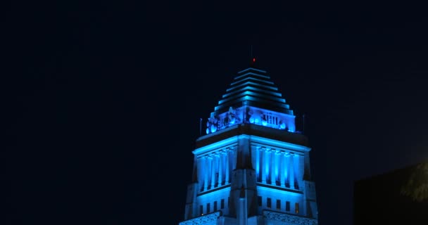 夜间蓝光下的洛杉矶市民中心大楼 — 图库视频影像
