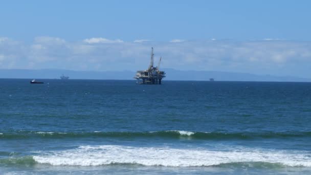 Plataforma Perfuração Petróleo Offshore Largo Costa Huntington Beach Com Ondas — Vídeo de Stock