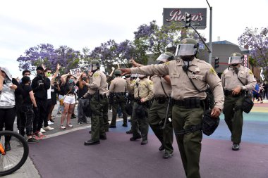 Batı Hollywood, CA / USA - 30 Mayıs 2020: Santa Monica Bulvarı 'ndaki Siyahi Yaşamlar Önemli Protestocuları Kontrol Etmek İçin Polis Çalışması