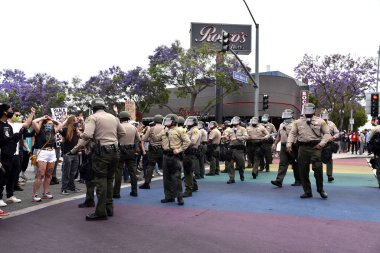 Batı Hollywood, CA / USA - 30 Mayıs 2020: Siyahi Yaşamı Önemli Göstericiler Santa Monica Bulvarı 'nda bir dizi polisle karşı karşıya