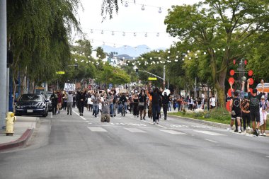 Batı Hollywood, CA / USA - 30 Mayıs 2020: Siyahi Yaşamı Önemli Göstericiler Santa Monica Bulvarı 'nda George Floyd için adalet talep ediyor