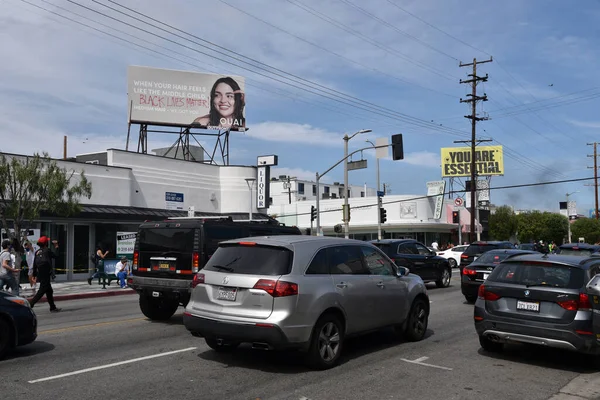 ロサンゼルス Usa 2020年5月30日 ブラック ライフ問題は 抗議者がジョージ フロイドの殺害を行進するフェアファックス地区の燃える警察車から看板と煙の間で描かれたスプレー — ストック写真