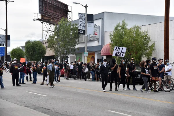 Los Angeles, CA / USA - 30 Mayıs 2020: Siyahi Yaşamlar Konusunda Sonraki İşaret George Floyd 'un öldürülmesi üzerine protesto ve ayaklanma