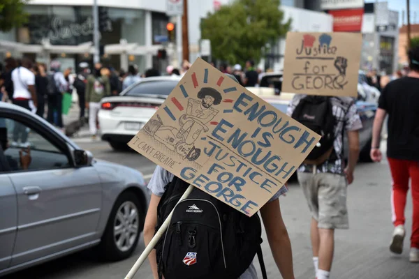 Los Angeles, CA / USA - 30. Mai 2020: Protestierende mit Gerechtigkeit für George unterzeichnen einen Black Lives Matter Protest und Ausschreitungen — Stockbild Los Angeles Usa Mai 2020 Protestierende Mit Gerechtigkeit Für George — Stockfoto