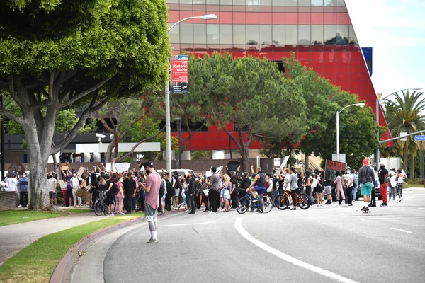 Batı Hollywood, CA - 30 Mayıs 2020: Siyahi Yaşamı Önemli Göstericiler Batı Hollywood Şerifi 'nin yanındaki Pasifik Tasarım Merkezi' nde toplandı 