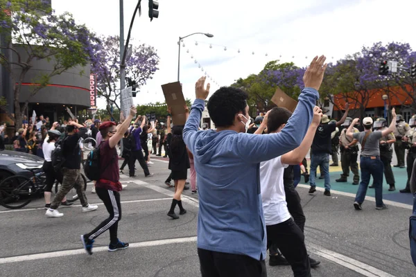 Batı Hollywood, CA / USA - 30 Mayıs 2020: Siyahi Yaşamı Önemli Göstericiler Santa Monica Bulvarı 'nda bir dizi polisle karşı karşıya