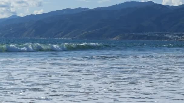 Olas Rompiendo Hermosa Bahía Santa Mónica Cámara Súper Lenta — Vídeos de Stock