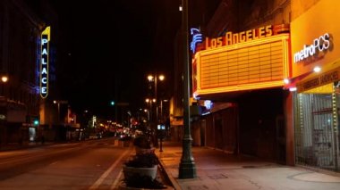 Los Angeles, CA / USA - 20 Nisan 2020: Los Angeles 'taki Tarihi Broadway Tiyatrosu Bölgesi, Coronavirus karantinası sırasında geceleri ıssızdır.