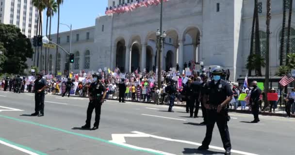 Los Ángeles Estados Unidos Mayo 2020 Una Fila Policías Mantiene — Vídeos de Stock
