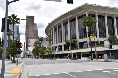 Los Angeles, CA / USA - 9 Nisan 2020: Dorothy Chandler Pavyonu önündeki Grand Street COVID-19 karantinası sırasında terk edildi