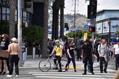 Los Angeles, CA / USA - 30 Mayıs 2020: George Floyd için Batı Hollywood / Beverly Hills 'te La Cienega Bulvarı' na yürüyen siyahi protestocular