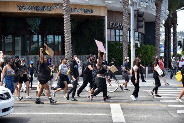 Los Angeles, CA / USA - 30 Mayıs 2020: Siyah Yaşamı Önemseyen Protestocular Batı Hollywood ve Beverly Hills bölgelerindeki Üçüncü Cadde 'de yürüdüler