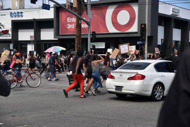 Los Angeles, CA / USA - 30 Mayıs 2020: Siyah Yaşamı Önemseyen Protestocular Beverly Center ve Beverly Connecion alışveriş merkezlerindeki Üçüncü Cadde 'de yürüdüler