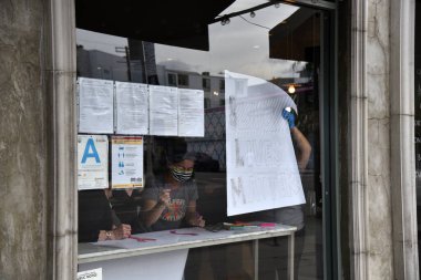 Los Angeles, CA / USA - 30 Mayıs 2020: Fairfax Bölgesi 'ndeki George Floyd cinayeti protestosu sırasında camlarına Siyahların Yaşamları Önemlidir tabelası asan bir üçüncü cadde işletmesi