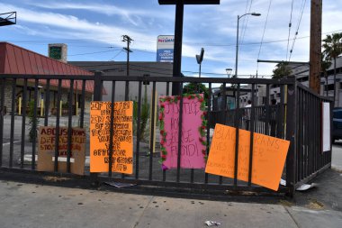 Los Angeles, CA / USA - 30 Mayıs 2020: George Floyd 'un protestolarını öldürmesinin ardından Üçüncü Cadde' de örülen siyah hayatlar önemli protesto işaretleri