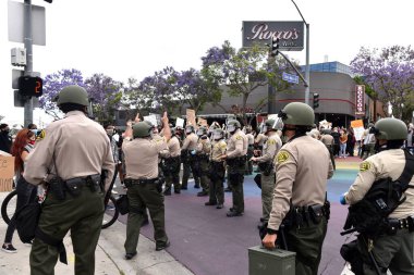Batı Hollywood, CA / USA - 30 Mayıs 2020: Santa Monica Bulvarı 'ndaki Siyahi Yaşamlar Önemli Protestocuları Kontrol Etmek İçin Polis Çalışması