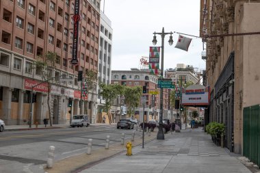 Los Angeles, CA / USA - 1 Haziran 2020: 29 Mayıs 'taki Siyahi Yaşamlar Önemlidir ayaklanmasının ardından tarihi Birleşmiş Sanatçılar Tiyatrosu' nun karşısındaki Broadway Tiyatrosu Bölgesi 'ne kapatıldı