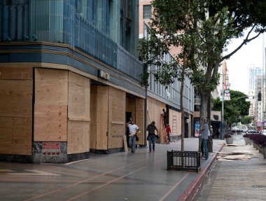 Los Angeles, CA / USA - 1 Haziran 2020: İşçiler, 29 Mayıs 'taki Siyahların Yaşamı Önemlidir ayaklanmaları sonrasında Los Angeles şehir merkezindeki tarihi Doğu Kolombiya Binasını kapattılar