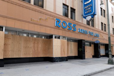 Los Angeles, CA / USA - 1 Haziran 2020: Ross Dress for Less store, Los Angeles 29 Mayıs 'taki Siyahi Yaşamı Önemliler ayaklanmasında yağmalandıktan sonra Los Angeles şehir merkezinde