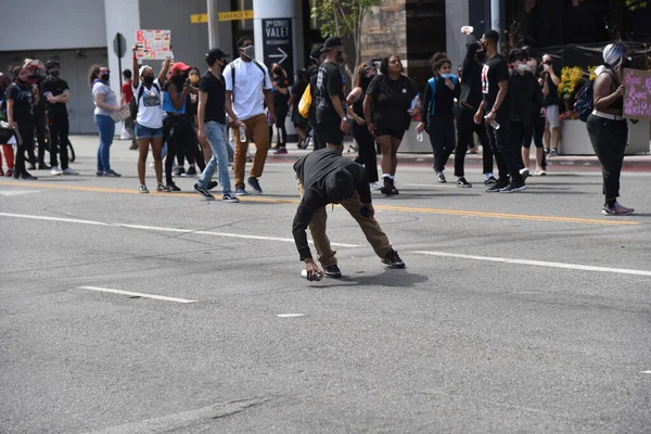 Los Angeles Usa May 2020 Black Lives Matter Protester Spraying — Stock Photo, Image
