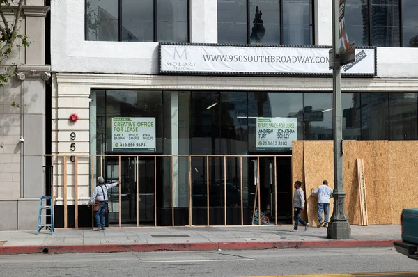 Los Angeles Usa June 2020 Workmen Boarding Business Downtown Los — Stock Photo, Image