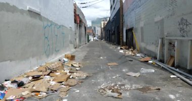Los Angeles, CA / USA - 20 Mart 2020: Çöpler Los Angeles şehir merkezinde bir ara sokağa saçıldı