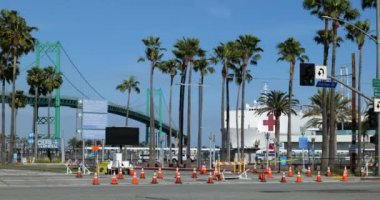 Los Angeles, CA / USA - 19 Nisan 2020: COVID-19 salgını sırasında yardım etmek üzere USNS Mercy hastane gemisinin Los Angeles Limanı 'na yanaştığı giriş