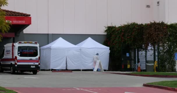Los Angeles Usa 2020年3月19日 テントが設置され コロナウイルス患者を受け入れるハリウッド長老派病院の一人の医師 — ストック動画